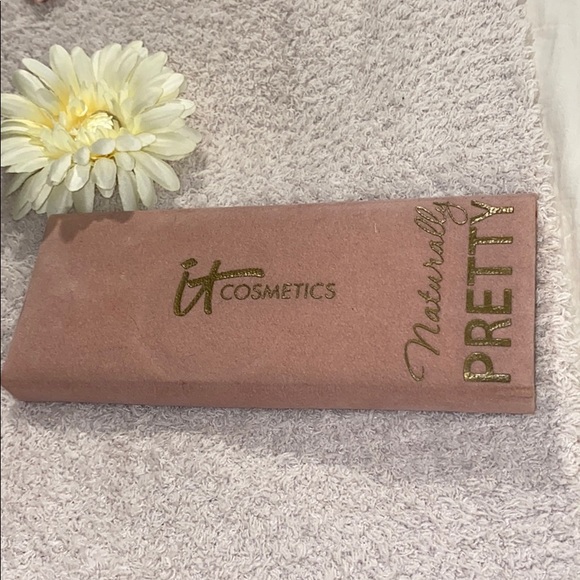 it cosmetics Other - It cosmetics naturally pretty palette
